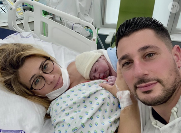 Tombée enceinte sous pilule, Emilie Fanich a fini par accoucher d'un petit garçon. 

Emilie et Franck Fanich (Familles nombreuses, la vie en XXL) sont les parents de neuf enfants - Instagram