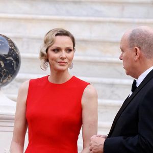 Le prince Albert II de Monaco, La princesse Charlène de Monaco arrivant au dîner d'état en l'honneur de la visite du couple présidentiel français au palais princier à Monaco le 7 juin 2025.
© Dominique Jacovides / Bestimage
