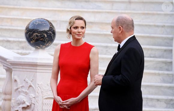 Le prince Albert II de Monaco, La princesse Charlène de Monaco arrivant au dîner d'état en l'honneur de la visite du couple présidentiel français au palais princier à Monaco le 7 juin 2025.
© Dominique Jacovides / Bestimage