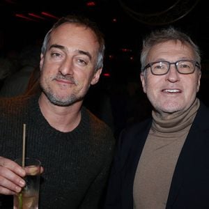 Sébastien Thoen et Laurent Ruquier assistent au 150ème One Man Show Tombes Du Ciel de Jeanfi Janssens à la Comédie des Champs-Elysées à Paris, France, le 13 février 2025. Photo par Jerome Dominé/ABACAPRESS.COM