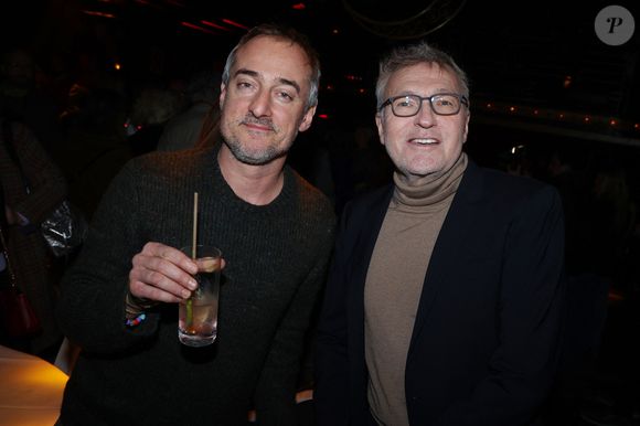 Sébastien Thoen et Laurent Ruquier assistent au 150ème One Man Show Tombes Du Ciel de Jeanfi Janssens à la Comédie des Champs-Elysées à Paris, France, le 13 février 2025. Photo par Jerome Dominé/ABACAPRESS.COM