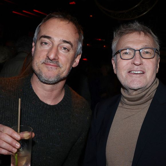 Sébastien Thoen et Laurent Ruquier assistent au 150ème One Man Show Tombes Du Ciel de Jeanfi Janssens à la Comédie des Champs-Elysées à Paris, France, le 13 février 2025. Photo par Jerome Dominé/ABACAPRESS.COM