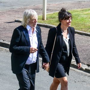 Le chanteur Renaud (Renaud Séchan) et sa compagne Cerise (de son vrai prénom Christine) - Mariage d'Hugues Aufray et de Murielle Mégevand à la mairie de Marly-Le Roy, France, le 2 septembre 2023.
©Agence / Bestimage