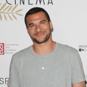 Amir est né sans canal auditif à l’oreille droite et n’entend qu’en mono.

Amir au sein de Villages d’Enfants et d’Adolescents. © Coadic Guirec/Bestimage