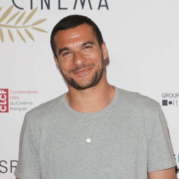 Amir est né sans canal auditif à l’oreille droite et n’entend qu’en mono.

Amir au sein de Villages d’Enfants et d’Adolescents. © Coadic Guirec/Bestimage