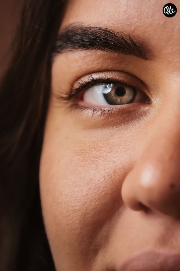 Le mascara, pourtant jugé incontournable, s'efface progressivement au profit d'un regard nu.