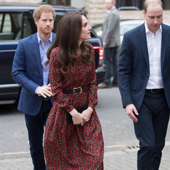 Le prince William, Kate Middleton et le prince Harry arrivent à l'assemblée générale annuelle de "Heads Together" pour rendre hommage aux bénévoles qui supportent les jeunes en difficulté à Londres, le 19 décembre 2016

Photo : Agence / Bestimage