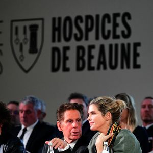 Alain Suguenot, maire de Beaune, et Alice Taglioni lors de la 165e vente aux enchères des Hospices de Beaune, le 16 novembre 2025. © Romain Doucelin / Bestimage