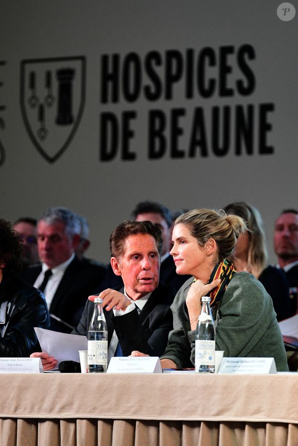Alain Suguenot, maire de Beaune, et Alice Taglioni lors de la 165e vente aux enchères des Hospices de Beaune, le 16 novembre 2025. © Romain Doucelin / Bestimage