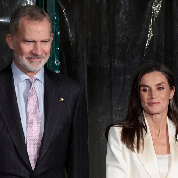 Le roi Felipe VI d'Espagne et la reine Letizia d'Espagne assistent à une réunion avec la communauté espagnole résidant en Italie à la résidence de l'ambassadeur d'Espagne en Italie lors de la visite d'État des rois espagnols en Italie le 10 décembre 2024 à Rome, Italie.