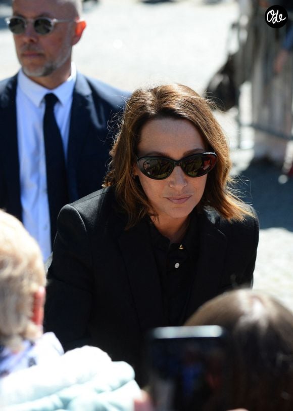 Laura Smet - Sorties des obsèques de Nathalie Baye en l'église Saint-Sulpice à Paris le 24 avril 2026. © Clement Prioli / Bestimage