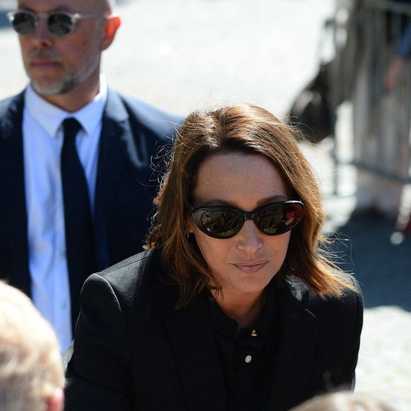 Laura Smet - Sorties des obsèques de Nathalie Baye en l'église Saint-Sulpice à Paris le 24 avril 2026. © Clement Prioli / Bestimage