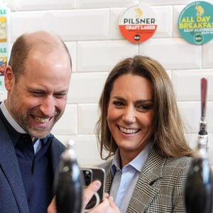 Le prince William, prince de Galles, et Catherine (Kate) Middleton, princesse de Galles, visitent la brasserie Southwark Brewing Company à Londres.
Kin Cheung/WPA-Pool/Julien Burton via Bestimage