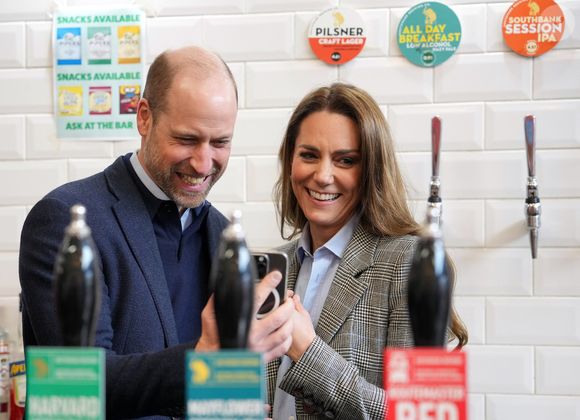 Le prince William, prince de Galles, et Catherine (Kate) Middleton, princesse de Galles, visitent la brasserie Southwark Brewing Company à Londres.
Kin Cheung/WPA-Pool/Julien Burton via Bestimage