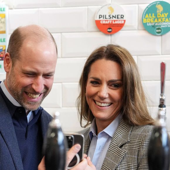 Le prince William, prince de Galles, et Catherine (Kate) Middleton, princesse de Galles, visitent la brasserie Southwark Brewing Company à Londres.
Kin Cheung/WPA-Pool/Julien Burton via Bestimage