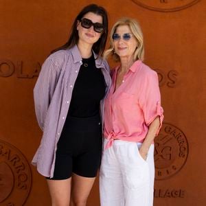 Oriane Deschamps et Michèle Laroque au village lors des Internationaux de France de Tennis de Roland Garros 2025. Paris, le 30 mai 2025. 
© Moreau / Jacovides / Bestimage