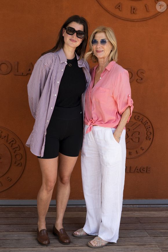 Oriane Deschamps et Michèle Laroque au village lors des Internationaux de France de Tennis de Roland Garros 2025. Paris, le 30 mai 2025. 
© Moreau / Jacovides / Bestimage