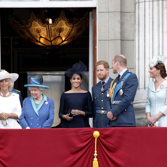 Le prince Charles, Camilla Parker Bowles, duchesse de Cornouailles, la reine Elizabeth II d'Angleterre, Meghan Markle, duchesse de Sussex (habillée en Dior Haute Couture par Maria Grazia Chiuri), le prince Harry, duc de Sussex, le prince William, duc de Cambridge, Kate Catherine Middleton, duchesse de Cambridge, la princesse Anne - La famille royale d'Angleterre lors de la parade aérienne de la RAF pour le centième anniversaire au palais de Buckingham à Londres. Le 10 juillet 2018.
Crédit : EXPRESS SYNDICATION / BESTIMAGE