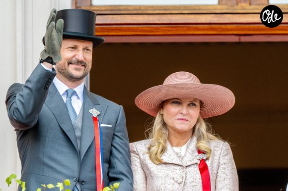 Le prince héritier Haakon et la princesse héritière Mette-Marit sur le balcon du Palais royal lors des célébrations de la fête nationale à Oslo, en Norvège.

Backgrid USA / Bestimage
