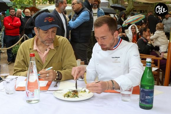 Les Chefs à Saint-Tropez fêtent les producteurs 2025 - Les Chefs et les producteurs se retrouvent sur la place des Lices à Saint-Tropez, le 4 mai 2025. Le journaliste, auteur et critique gastronomique François-Régis Gaudry et le chef Tom Meyer. ©Jean-Marc Lhomer / Bestimage.