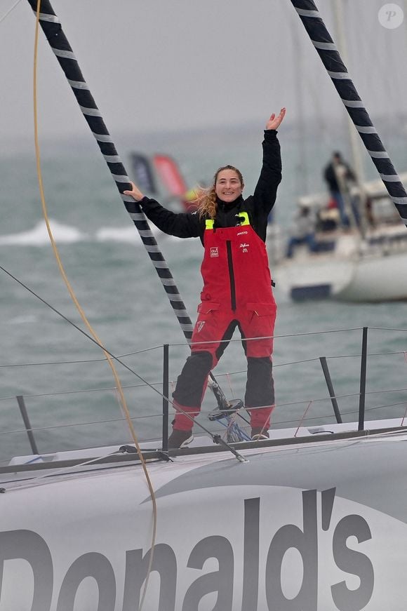 La jeune femme de 23 ans a bouclé la course en 90 jours

La skipper française Violette Dorange célèbre sur son monocoque Imoca Devenir sa 25e place dans la 10e édition du Vendée Globe, course à la voile en monocoque autour du monde, aux Sables-d'Olonne, dans l'ouest de la France, le 9 février 2025. Photo by Franck Castel/ABACAPRESS.COM