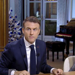 Captures d'écran - Anne-Élisabeth Lemoine -  Mohamed Bouhafsi - Le président Emmanuel Macron s'exprime lors de l'émission "C à vous" au palais de l'Elysée le lendemain de l'adoption de la loi Immigration.
Paris, le 20 décembre 2023.

© Jack Tribeca / Bestimage