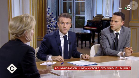 Captures d'écran - Anne-Élisabeth Lemoine -  Mohamed Bouhafsi - Le président Emmanuel Macron s'exprime lors de l'émission "C à vous" au palais de l'Elysée le lendemain de l'adoption de la loi Immigration.
Paris, le 20 décembre 2023.

© Jack Tribeca / Bestimage