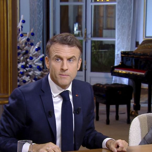 Captures d'écran - Anne-Élisabeth Lemoine -  Mohamed Bouhafsi - Le président Emmanuel Macron s'exprime lors de l'émission "C à vous" au palais de l'Elysée le lendemain de l'adoption de la loi Immigration.
Paris, le 20 décembre 2023.

© Jack Tribeca / Bestimage