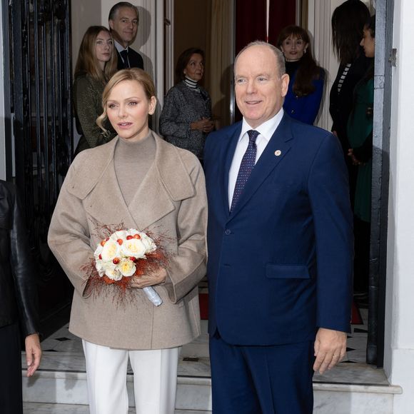 Un rendez-vous incontournable pour la famille princière de Monaco, qui est apparue le sourire aux lèvres.

Le prince Albert et Charlene de Monaco offrent des cadeaux aux personnes défavorisées au bureau de la Croix-Rouge de Monaco, le 14 novembre 2025.

Photo : Olivier Huitel / Pool Monaco / Bestimage