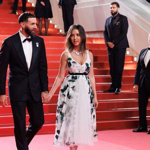 Karim Benzema et sa compagne Lyna Khoudri à la descente des marches du film « 13 jours 13 nuits » lors du 78ème Festival International du Film de Cannes. Le 23 mai 2025
© © Jacovides-Moreau / Bestimage / Bestimage