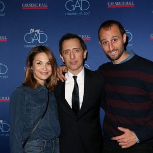 En mars 2025, Barbara Schulz confirmait leur séparation en assurant : "Il y a eu beaucoup d'allers-retours, mais là, c'est vraiment fini."

Gad Elmaleh avec son frère Arié Elmaleh et sa compagne Barbara Schulz lors du photocall du spectacle de Gad Elmaleh "Oh My Gad" au "Carnegie Hall" à New York, le 11 février 2017. © Dominique Jacovides/Bestimage