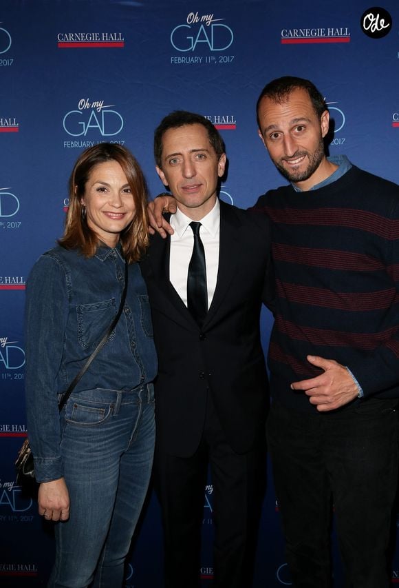 En mars 2025, Barbara Schulz confirmait leur séparation en assurant : "Il y a eu beaucoup d'allers-retours, mais là, c'est vraiment fini."

Gad Elmaleh avec son frère Arié Elmaleh et sa compagne Barbara Schulz lors du photocall du spectacle de Gad Elmaleh "Oh My Gad" au "Carnegie Hall" à New York, le 11 février 2017. © Dominique Jacovides/Bestimage