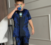 Le petit garçon est habillé avec une tenue de footballeur. Son visage est légèrement caché par un verre, mais on aperçoit tout de même ses yeux marrons.

Capture Instagram de M. Pokora.