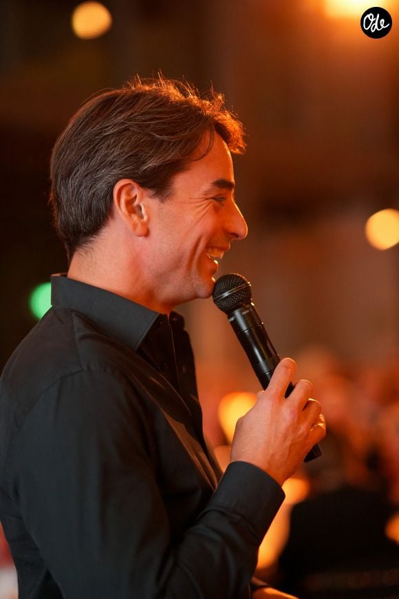 Les photos montrent notamment une opération d'hélitreuillage réalisée durant ce tournage.

Julian Bugier lors de la soirée de gala annuelle de l'association HOPE au Pavillon Gabriel à Paris, le 14 octobre 2025.

© Anne-Sophie Guebey / Bestimage