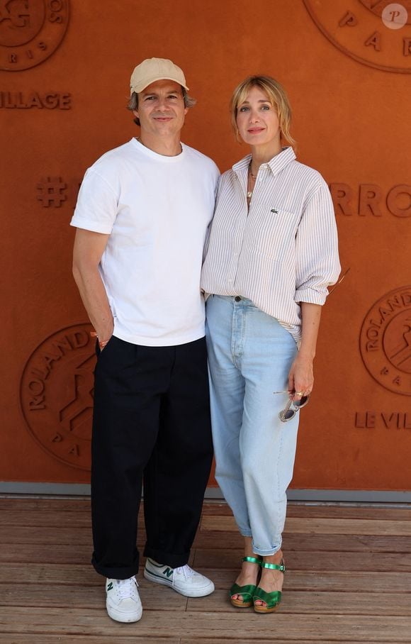 Caroline Anglade et son mari Nicolas Moreau au village lors des Internationaux de France de Tennis de Roland Garros 2026. Paris, le 26 mai 2026.
© Jacovides / Moreau / Bestimage