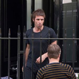 Le musicien Liam Gallagher est photographié ce matin devant sa maison du nord de Londres avec son frère Paul Gallagher.
©Mirrorpix / Bestimage