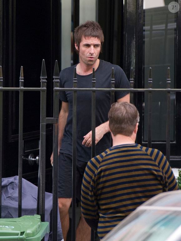 Le musicien Liam Gallagher est photographié ce matin devant sa maison du nord de Londres avec son frère Paul Gallagher.
©Mirrorpix / Bestimage