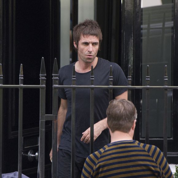Le musicien Liam Gallagher est photographié ce matin devant sa maison du nord de Londres avec son frère Paul Gallagher.
©Mirrorpix / Bestimage