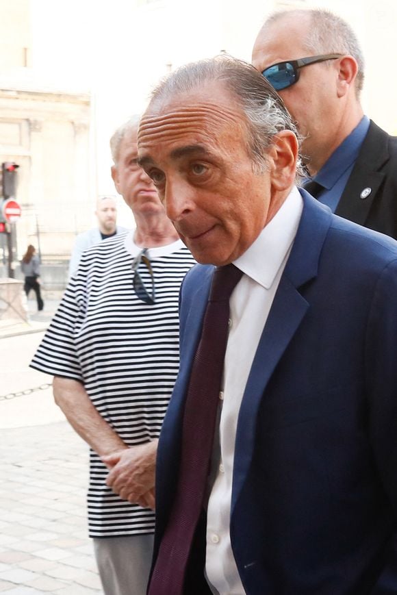 Eric Zemmour, chef de file de Reconquête, était lui aussi aux obsèques de Jean Tiberi.

Eric Zemmour - Arrivées aux obsèques de Jean Tibéri, maire de Paris de 1995 à 2001 en l'église Saint-Etienne-du-Mont à Paris le 3 juin 2025. © Christophe Clovis / Bestimage