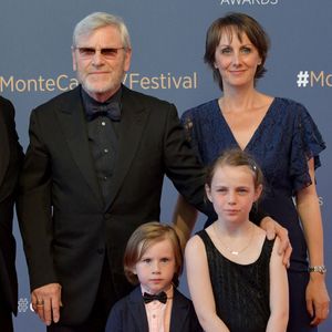 Tchéky Karyo, Valérie Kéruzoré et leurs enfants lors du photocall de la cérémonie des Nymphes d'Or du 60ème festival de télévision de Monte Carlo au Grimaldi Forum à Monaco le 22 juin 2021.

© Bruno Bebert / Bestimage