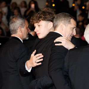 Guillaume Canet, son fils Marcel Canet et son père Philippe Canet - Descente des marches du film " Karma " lors du 79ème Festival International du Film de Cannes, le 15 mai 2026. © Jacovides-Moreau / Bestimage