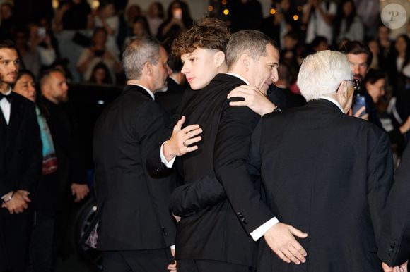 Guillaume Canet, son fils Marcel Canet et son père Philippe Canet - Descente des marches du film " Karma " lors du 79ème Festival International du Film de Cannes, le 15 mai 2026. © Jacovides-Moreau / Bestimage