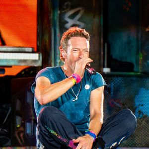 Chris Martin de Coldplay se produit sur scène au stade de Wembley, à Londres, au Royaume-Uni, le 22 août 2025. Coldplay a joué la première soirée de sa tournée mondiale Music of The Spheres World Tour au Wembley Stadium de Londres, dans le cadre d'une tournée de 10 dates qui a battu tous les records. Photo par Bonnie Britain/SOPA Images/SPUS/ABACAPRESS.COM
