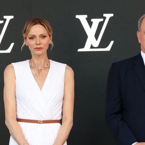 Le prince Albert II de Monaco et la princesse Charlène de Monaco - Le prince Albert II de Monaco et la princesse Charlène de Monaco sur le podium pour la remise des trophées du Formula 1 Louis Vuitton Grand Prix de Monaco 2026, à Monte-Carlo, Monaco, le 7 juin 2026. © Claudia Albuquerque/Bestimage