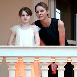 La princesse Gabriella de Monaco, comtesse de Carladès, La princesse Charlène de Monaco lors de la célébration de la fête de la Saint Jean sur la Place du Palais princier de Monaco, le 23 juin 2025.

© Bruno Bebert / Bestimage