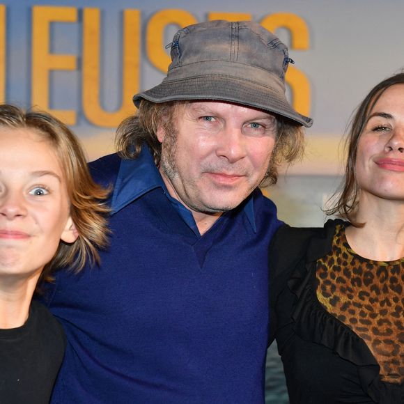 Philippe Katerine, son fils Billy, et sa fille Edie Blanchard  à l'avant-première du film "Voleuses" diffusé sur Netflix, le 24 octobre 2023.

Photo : Veeren / Bestimage