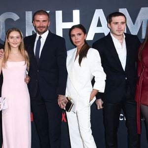 Un grand projet de Victoria Beckham s’apprête à voir le jour sur Netflix.


Mia Regan, Romeo Beckham, Cruz Beckham, Harper Beckham, David Beckham, Victoria Beckham, Brooklyn Beckham et Nicola Peltz Beckham à la Premiere Netflix de leur documentaire 'Beckham'.
Action Press / Bestimage