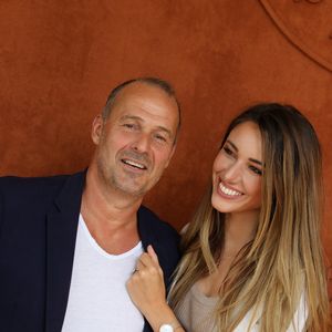 La jeune femme est d'un côté apparue en tournage sur les plages de Tulum tandis que Roger a évoqué l'ouverture toute prochaine d'un bar dont il serait le propriétaire. "Ouverture du BAR DEMAIN… Merveilleux climat, on vous fera découvrir au fur et à mesure", a-t-il annoncé.

Roger Erhart et sa compagne Delphine Wespiser, Miss France 2012 au village (jour 10) lors des Internationaux de France de Tennis de Roland Garros 2022 à Paris, France, le 31 mai 2022. © Dominique Jacovides/Bestimage