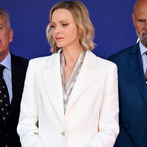 Le prince Albert II de Monaco et la princesse Charlene ont remis les prix du Monaco E-Prix Round 10, entouré par Alejandro Agag, fondateur et président de Formula E, Michel Boéri, le président de l'Automobile Club de Monaco, Alberto Longo, le co-fondateur de la Formula-E, Christophe Mirmand, le ministre d'Etat de la Principauté, et Jeff Dodds, le PDG de la Formula E, durant le Monaco E-Prix 2026, Round 10, le 17 mai 2026. Olivier Rowland, au volant de sa Nissan E-4DRCE 05 a remporté la course devanrt Felipe Drugovich, pilotant une Porsche, suivi par Antonio Felix Da Costa au volant d'une Jaguar I Type 7. © Bruno Bebert / Bestimage