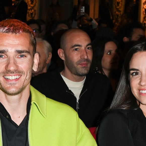 Malgré ce départ, il reste très attaché à Madrid, où vit encore une partie de sa famille.

Antoine Griezmann et sa femme Erika Choperena - Inauguration de la statue de cire d'« Antoine Griezmann » au musée Grévin à Paris le 6 mars 2023. © Coadic Guirec/Bestimage